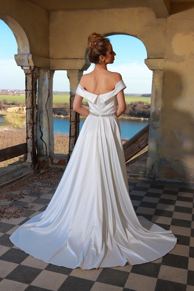 Valentina rochie de mireasa este o rochie tip printesa, realizata dintr-o tafta usor lucioasa cu un croi deosebit al bustului